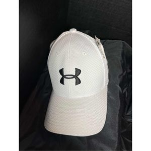 White Small/medium Under Armour fitted hat NWT